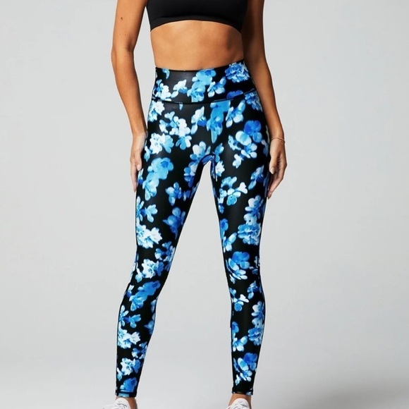 Fabletics Anywhere Motion 365+ Highwaisted Leggings Woman’s Size Small - Picture 1 of 17